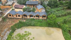 - une vue aérienne sur une maison avec un étang dans l'établissement Mun Homestay, à Ha Giang