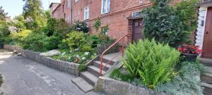 uma casa com uma escada com flores e plantas em Apartament Akcent em Sopot