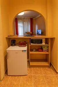 ブダペストにあるKristof Studioのキッチン(電子レンジ、小型 冷蔵庫付)