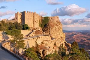 um castelo nas falésias de uma montanha em Angolo 31 em Trapani