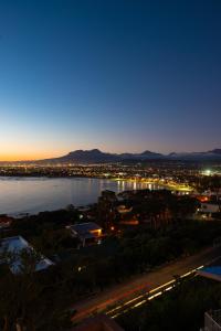 - Vistas a la ciudad y al río por la noche en Palm Tree Self-Catering Apartment, en Gordonʼs Bay