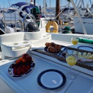 Una mesa con un plato de comida y una copa de vino. en UMBOLINA, en Cascais