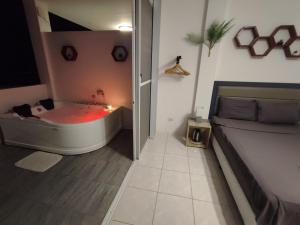 Koupelna v ubytování Bonsai Jacuzzi Suites + 37 fotografií