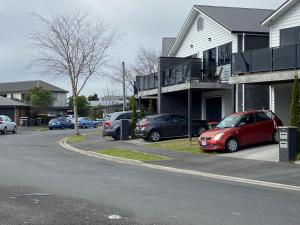 a group of cars parked in a parking lot at Hamilton Hospital Retreat - 2 Bedroom Townhouse Modern Warm Quiet in Hamilton