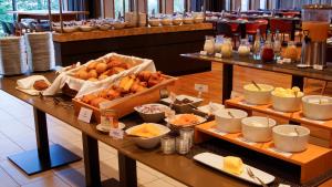 un buffet de comida en las mesas de un restaurante en Katholisch-Soziales Institut, en Siegburg
