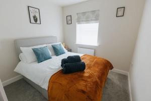 a bedroom with a bed with a large ottoman on it at APPLECROFT - Escape to the Peak District National Park in Buxton
