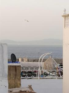 - une vue sur l'océan depuis un bâtiment dans l'établissement Dar Gara, à Tanger