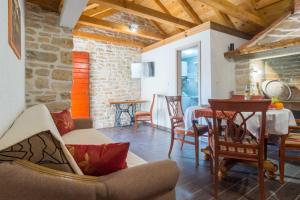 Area tempat duduk di Dalmatian country house Irena