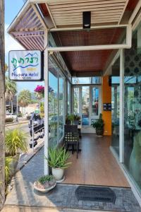 einem Laden mit Glastüren und Topfpflanzen in der Unterkunft Phupara Place SHA Certified in Phuket