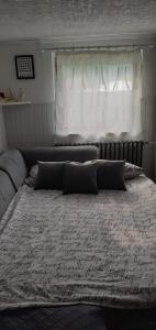 - un grand lit dans une chambre avec fenêtre dans l'établissement Vareš, à Vareš