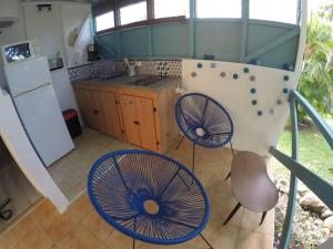 Η κουζίνα ή μικρή κουζίνα στο Bungalow Mabouya avec piscine