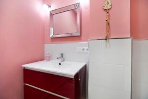 La salle de bains est pourvue d'un lavabo, d'un miroir et d'un réfrigérateur. dans l'établissement Loft con encanto, à Chiclana de la Frontera