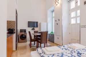 une chambre avec une table et une cuisine avec un lit dans l'établissement La Fortezza Panzió, à Budapest