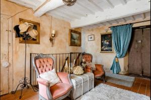 - un salon avec deux chaises et un canapé dans l'établissement Il Priorato, à Pescia