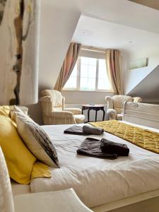 1 dormitorio con 1 cama con 2 toallas en Dulrush Lodge Guest House, Restaurant and Self-Catering en Belleek