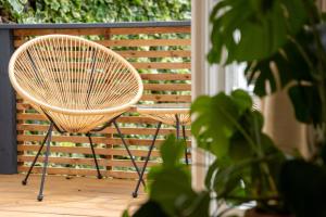 un par de sillas sentadas en un porche en Spacious 3 BR house wParking & Garden, Wimbledon, en New Malden