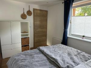 um quarto com uma cama, uma janela e uma porta em Appartement Anna em Niederau
