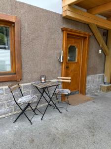uma mesa e duas cadeiras em frente a um edifício em Appartement Anna em Niederau