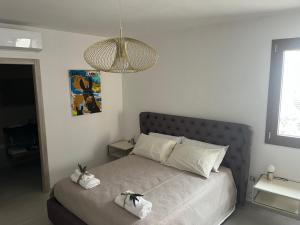 een slaapkamer met een bed met twee handdoeken erop bij Le dimore di Bobo in Bernalda