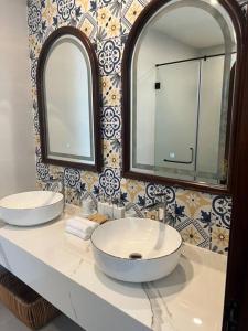 a bathroom with two sinks and a large mirror at Amanda Villa 2 in Mui Ne