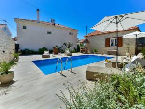 Bazén v ubytovaní Seaview Holiday Home GATSBY alebo v jeho blízkosti