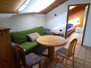 uma sala de estar com um sofá verde e uma mesa em Trochtelfingen F1 em Trochtelfingen