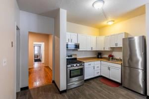 A kitchen or kitchenette at Frog Hollow Red Door Haven