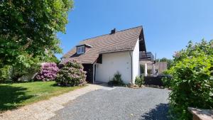 ブラウンラーゲにあるFerienhaus Sauerzapf mit Saunabereich 16 Personenのガレージ付き家