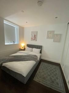 Säng eller sängar i ett rum på Cozy 1 BR Flat in Sutton NH15