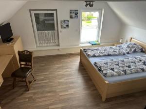 1 Schlafzimmer mit 2 Betten, einem Stuhl und einem Fenster in der Unterkunft Zentrale Doppelbettzimmer in Nordenham