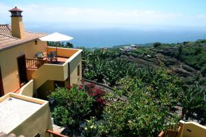 a balcony of a building with a view of the ocean at Los Nacientes: Marcos in Los Sauces