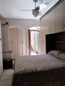 מיטה או מיטות בחדר ב-Apartamento com pátio e anexo exclusivo
