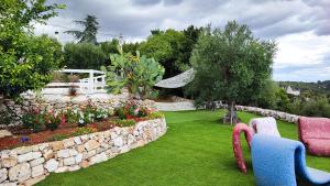 ロコロトンドにあるCasa Don Carmelo-Holiday' s Food Experienceの石造りの壁と花の庭園