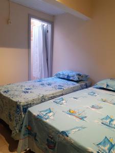 dwa łóżka siedzące obok siebie w sypialni w obiekcie Apartamento com pátio e anexo exclusivo w mieście Torres