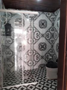baño con una pared de azulejos en blanco y negro en Apartamento com pátio e anexo exclusivo, en Torres