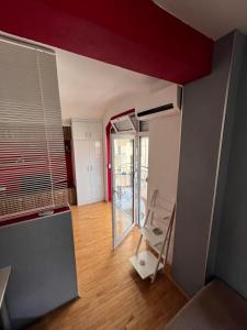 uma sala de estar vazia com um quarto com uma janela em Apartman MIA em Ohrid