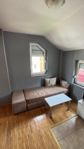 uma sala de estar com um sofá e uma mesa em Apartman MIA em Ohrid