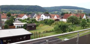una ciudad con casas y un tren en primer plano en Ferienwohnung Schmetterling, en Trendelburg
