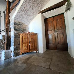 Komen的住宿－Holiday house Luin，一间设有木门和石墙的房间