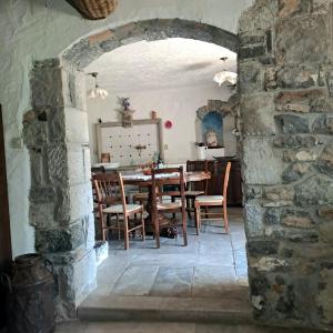 Komen的住宿－Holiday house Luin，一间设有桌子和石墙的用餐室
