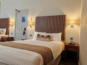 Een bed of bedden in een kamer bij Frederick House Hotel