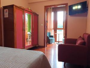 um quarto com uma cama e uma cómoda e uma sala de estar em Casa Bracamonte em Mondonhedo