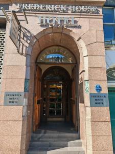 una entrada a un hotel con la puerta abierta en Frederick House Hotel, en Edimburgo