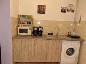 a kitchen with a microwave and a washing machine at Casa Delia 