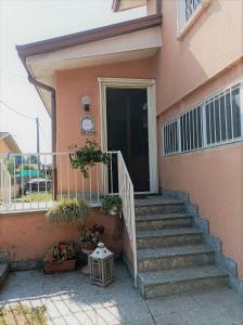 una casa con scala che porta a una porta di Malmaison - Casa vacanze a Verdellino