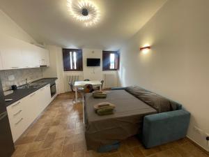 a small room with a bed in a kitchen at Le Finestre sul Duomo in LʼAquila