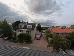 une maison avec une voiture garée dans une allée dans l'établissement Pancras Penthouspitality, à Sint Pancras