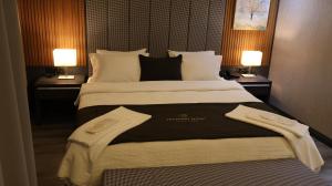 uma cama grande num quarto de hotel com duas lâmpadas em Dİamond Elit Otel&Spa Center em Esmirna