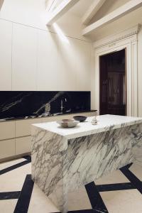 uma cozinha branca com uma bancada em mármore em Palazzo Cristo em Veneza
