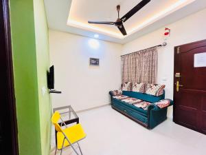 sala de estar con sofá y ventilador de techo en Guruvayoor Resort, en Guruvāyūr
